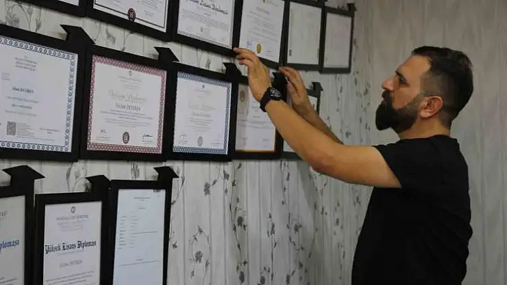 17 yıllık üniversite eğitimine 26 diploma sığdırdı