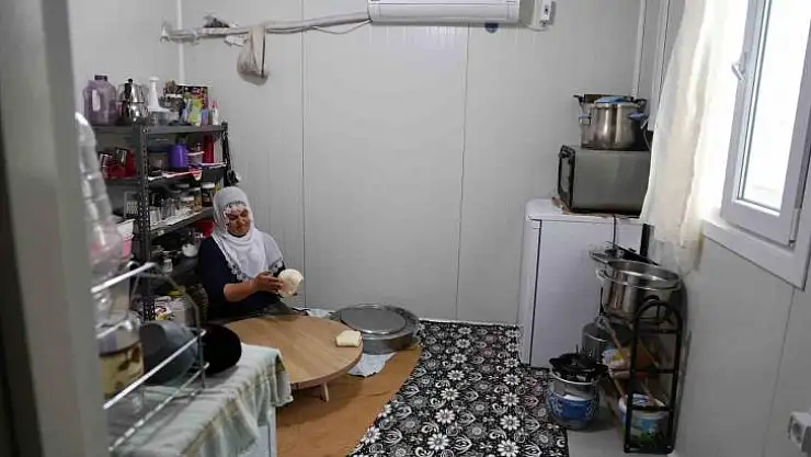 Kaldıkları konteyner kentte iftara hazırlık yapıyorlar