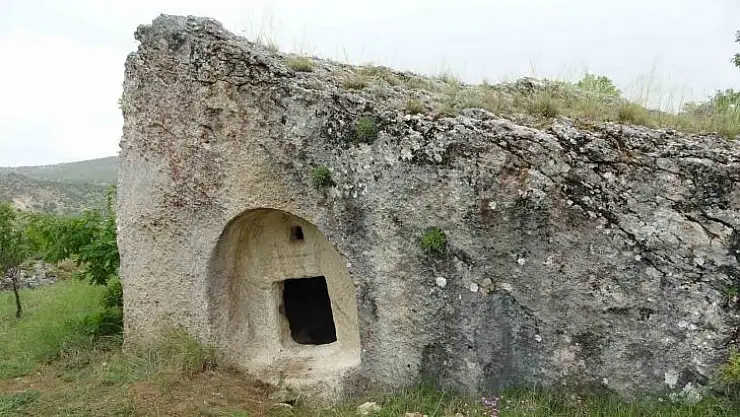 2 bin yıllık kaya mezarları görenleri şaşırtıyor