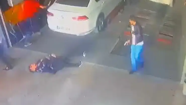 2 kişinin yaralandığı silahlı kavga kameraya yansıdı