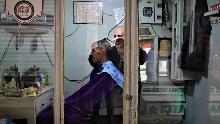 52 yıldır dükkanındaki tek koltukla 7 çocuk büyüttü