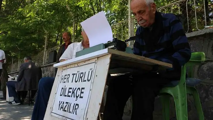 80 yaşındaki emekli astsubay 30 yıldır adliye önünde daktilo ile arzuhalcilik yapıyor