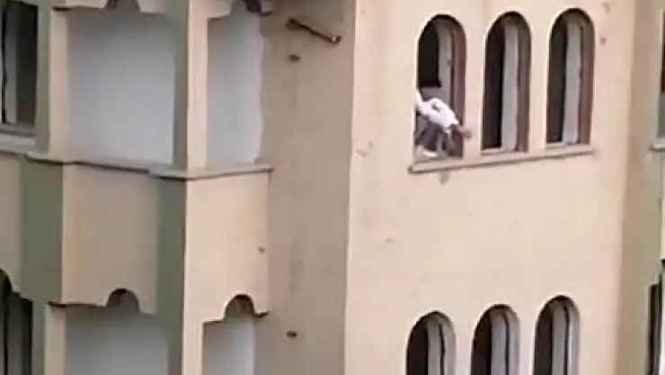 Ağır hasarlı binada tehlikeli anlar: Caddede bulunanlarla tartışıp 4'üncü kattan beton parçası fırlattı