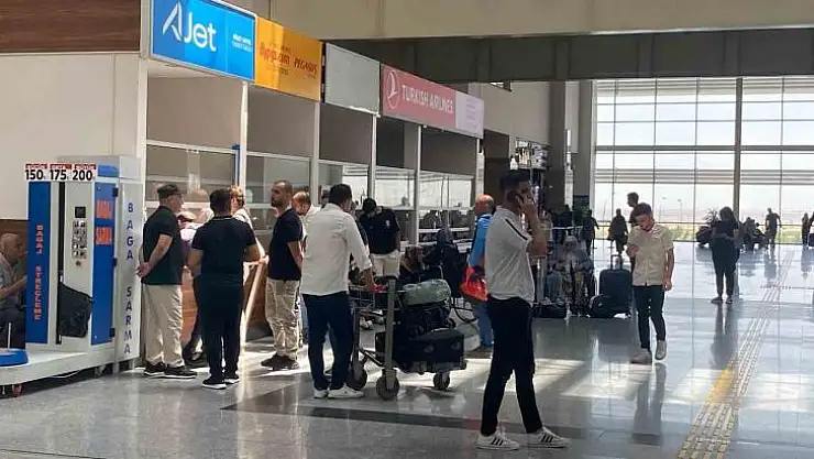 Ajet, Diyarbakır'da yolcuları saatlerce uçakta beklettikten sonra indirdi