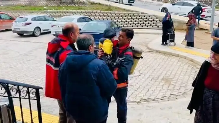 Apartmanda çıkan yangında 8 kişi dumandan etkilendi