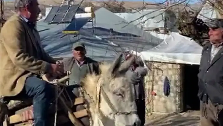 Arabanın çıkamadığı köye eşek sırtında giderek oy istedi