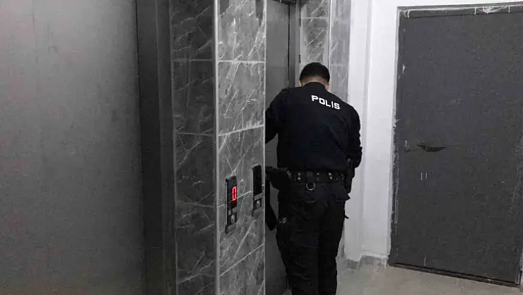 Asansörle birlikte zemine çakılan çocuk yaralandı