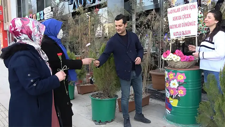 Askıda çiçek kampanyasını gelenek haline dönüştürdü