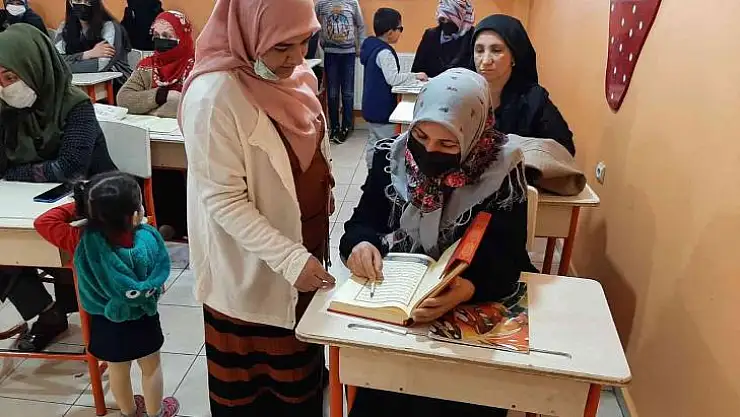 Bağlar Belediyesi'nden ailelere 'güzel ahlak' temalı eğitim