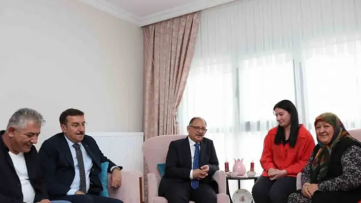 Bakan Özhaseki, depremzede Özgür ailesine misafir oldu