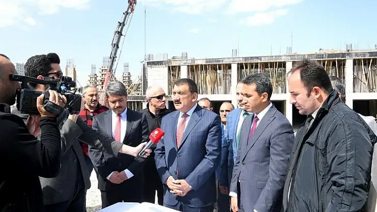 Başkan Gürkan, inşaatı devam eden yemek ve ekmek fabrikalarını gezdi