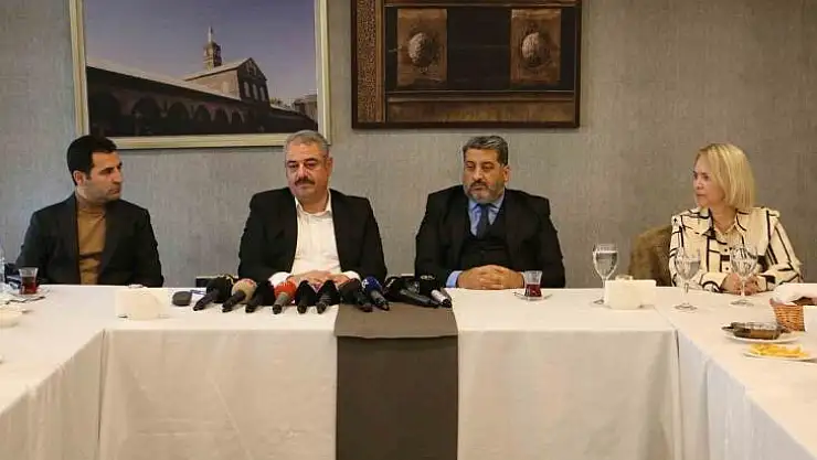 Bilden'den, hizmet yerine kaosu tercih eden partilere gönderme