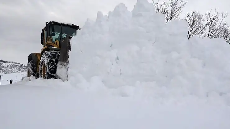 Bingöl'de çetin kış yüzünü gösterdi, ekipler köy yollarının açılması için seferber oldu