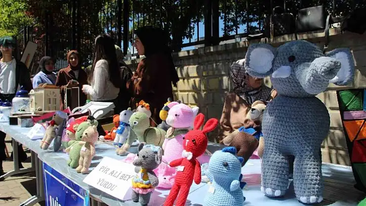 Bingöl'de gençlerin hazırladığı el emeği ürünler sergilendi