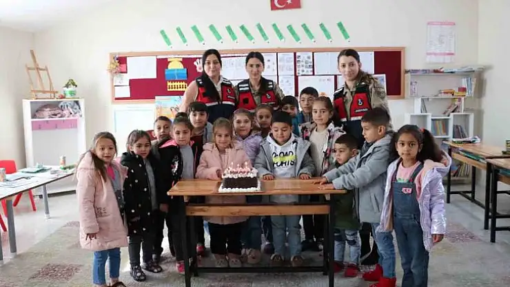 Bingöl'de jandarmadan öğrencilere karne hediyesi