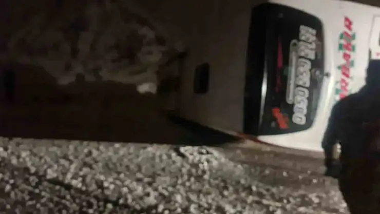 Bingöl'de kontrolden çıkan otobüs yan yattı: 16 yaralı