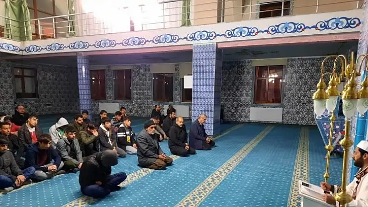 Bingöl'de öğretmenler ve öğrenciler sabah namazında buluştu