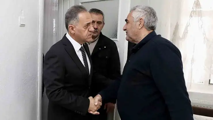 Bingöl Valisi Usta, şehit polisin ailesine başsağlığı dileklerini sundu