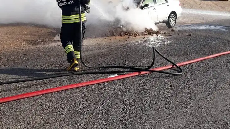 Bismil'de seyir halindeki otomobil alev alev yandı