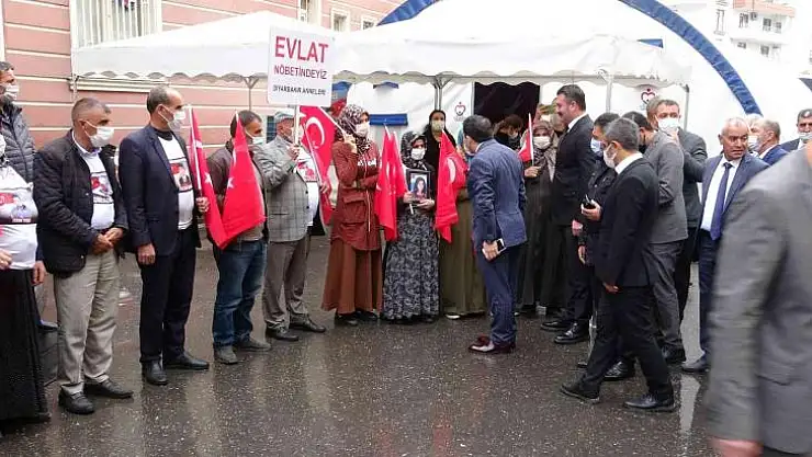 Bismil Kaymakamı Zengince, evlat nöbetindeki ailelerle bir araya geldi