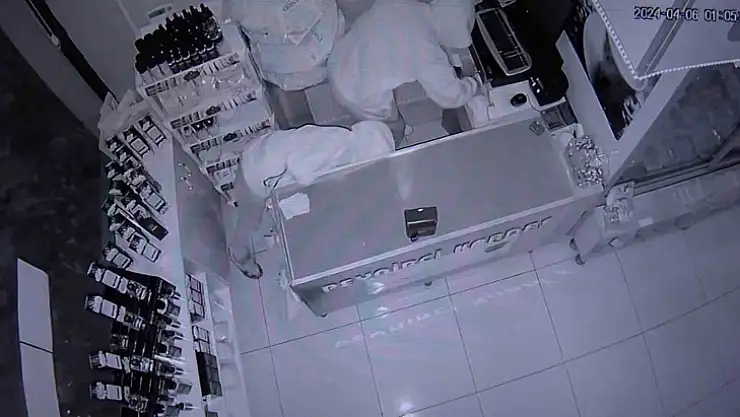 Böylesi görülmedi: Hırsızlar dükkana zarar vermesin diye kasaya harçlık bırakmaya başladı