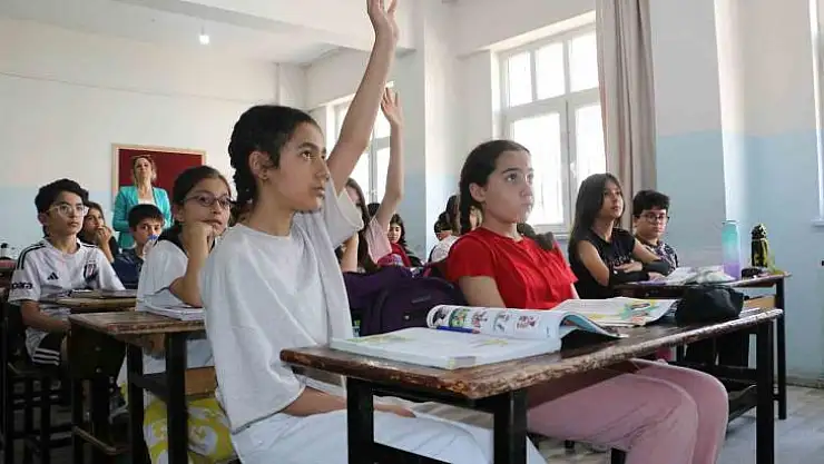 Bursluluk sınavında 500 tam puan alan Diyarbakırlı Ela'nın hayali beyin cerrahı olmak