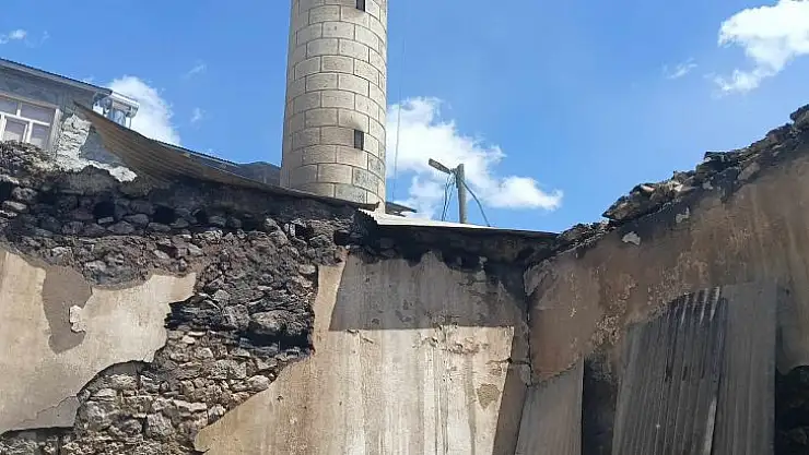 Camide çıkan yangın eve sıçradı