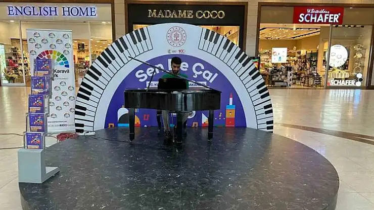 Ceylan Karavil Park'ta 'Sen De Çal' piyano etkinliği