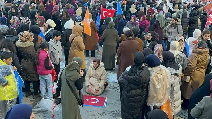 Türk bayrağını önüne bırakıp miting alanında namaz kıldı