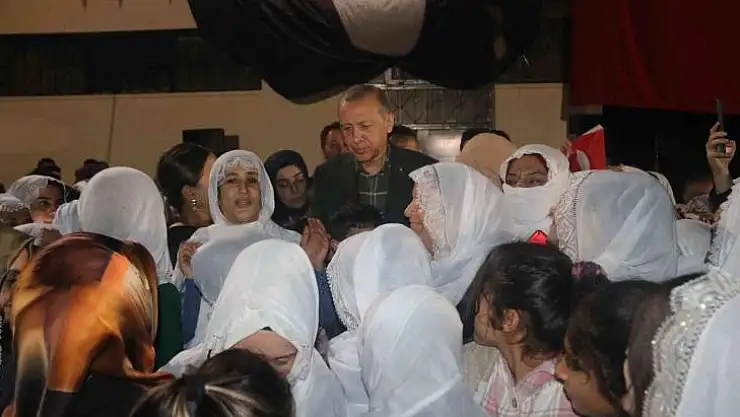 Cumhurbaşkanı Erdoğan, Silvan'da Turgut Özal'ın ziyaret ettiği aile ile bir araya geldi