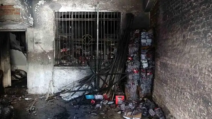 Depoda çıkan yangın saniye saniye telefon kamerasına yansıdı