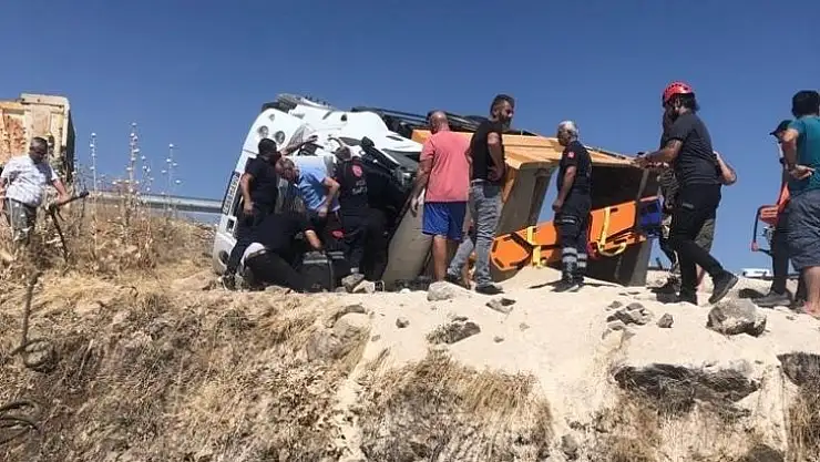 Devrilen kamyonun içerisinde sıkışan sürücü, ekipler tarafından kurtarıldı