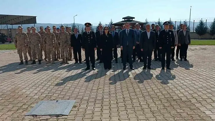 Dicle'de 29 Ekim Cumhuriyet Bayramı kutlamaları çelenk sunma töreniyle başladı