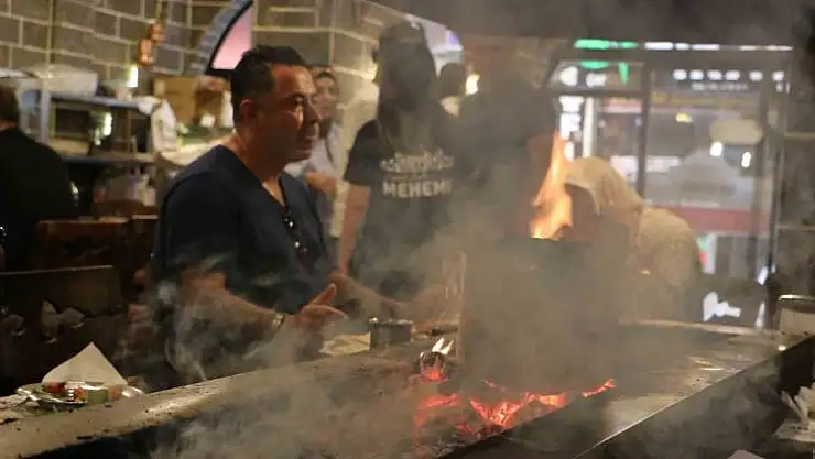 Diyarbakır ciğeri sıcak havalara rağmen ocakbaşında tercih ediliyor