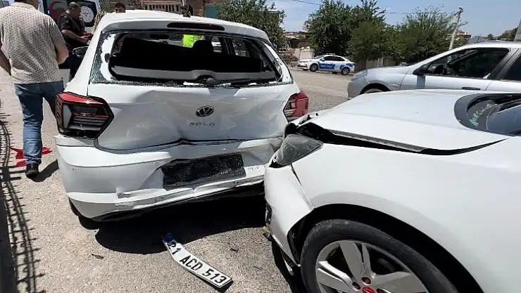 Diyarbakır'da 3 aracın karıştığı zincirleme kazada 4 kişi yaralandı