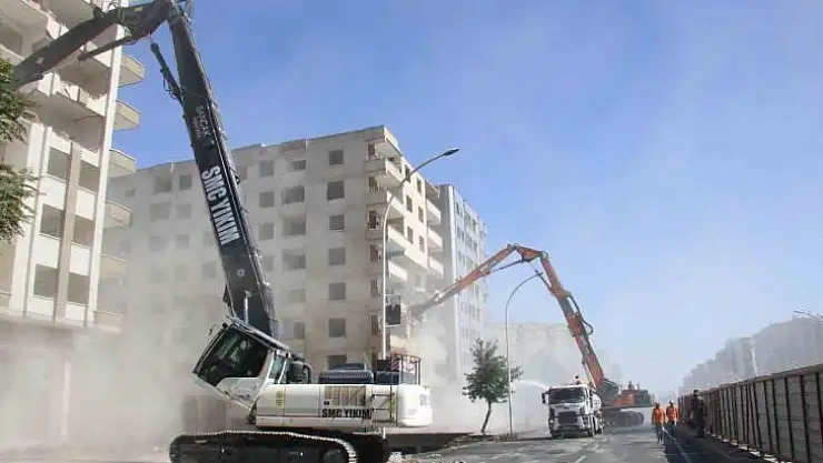 Diyarbakır'da ağır hasarlı binalar bir bir yıkılıyor