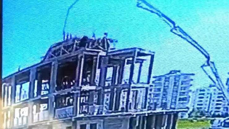 Diyarbakır'da cami kubbesinin çökme anı güvenlik kamerasına yansıdı