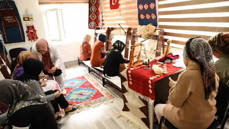 Diyarbakır'da Çermik Aile Destek Merkezi'ne giden kadınlar kurslarda terapi görüyor