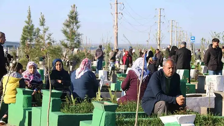 Diyarbakır'da depremde hayatını kaybedenlerin yakınları bayram namazı sonrası mezarlarına ziyarette bulundu