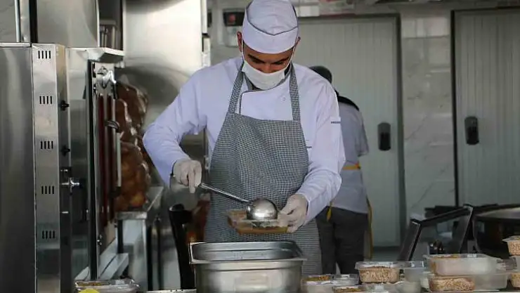 Diyarbakır'da ihtiyaç sahibi 750 aileye yemek hizmeti