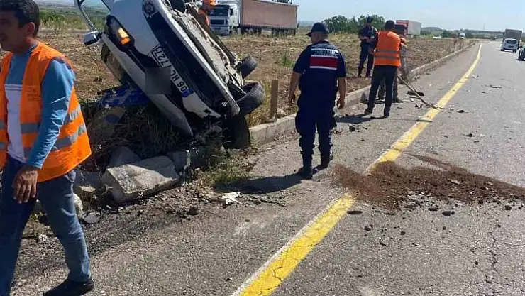 Diyarbakır'da iki otomobil kafa kafaya çarpıştı: 3 yaralı