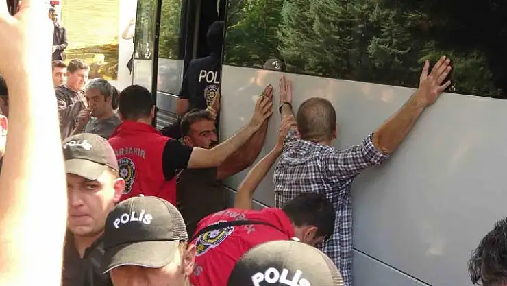 Diyarbakır'da izinsiz yürüyüşte 100 gözaltı