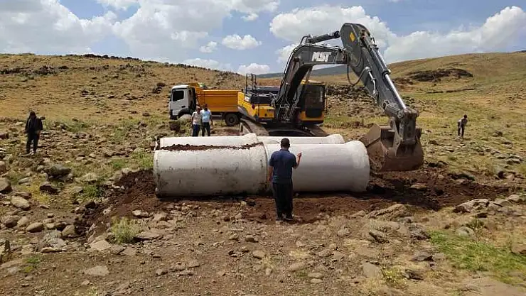 Diyarbakır'da kırsalda yol bakım ve üst yapı çalışmaları devam ediyor
