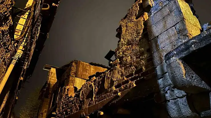 Diyarbakır'da metruk ev yanındaki evin üzerine çöktü