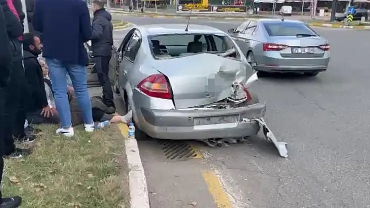 Diyarbakır'da minibüs ile otomobil çarpıştı: 2 yaralı