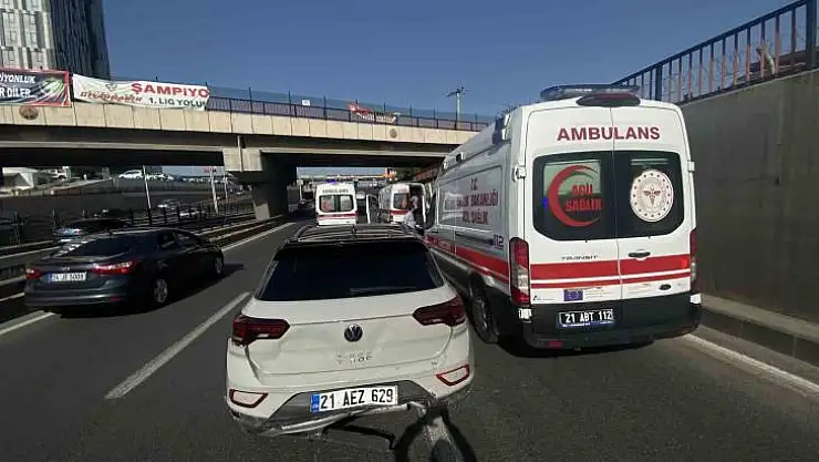 Diyarbakır'da minibüs ile otomobil çarpıştı: 7 yaralı