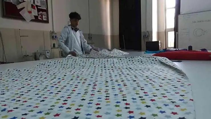 Diyarbakır'da öğrenciler evini sil baştan yeniledikleri aileye ziyarette bulundu