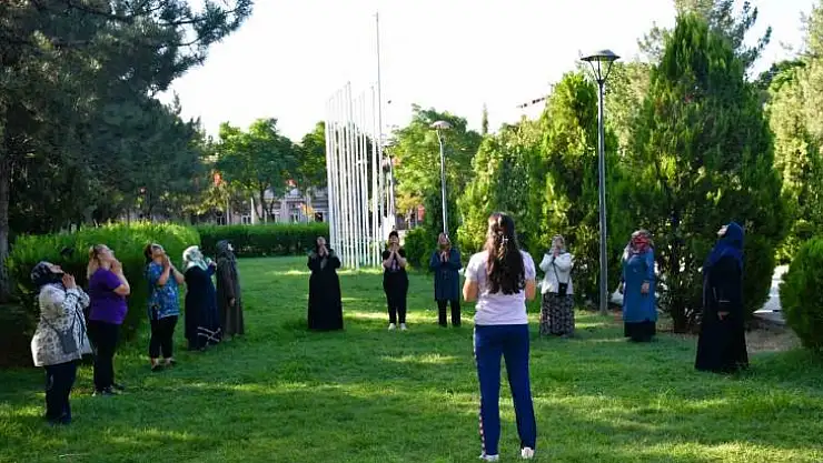 Diyarbakır'da parklarda eğitmenler eşliğinde 'Sabah sporları' yapılıyor
