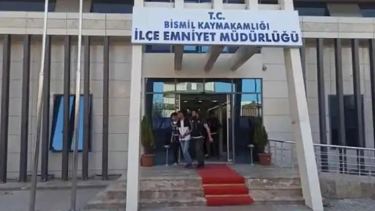 Diyarbakır'da polisten kaçan şüphelilerin üstünden silah ve uyuşturucu çıktı