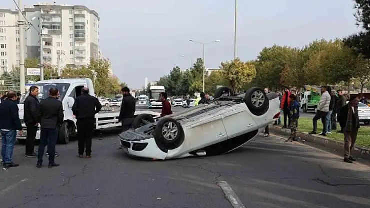 Diyarbakır'da seyir halindeki otomobilin tekerine çarpan otomobil takla attı: 1 yaralı